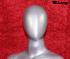 Weibliche Schaufensterfigur gesichtslos silber sitzend Schaufensterpuppe Mannequin