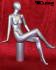 Weibliche Schaufensterfigur gesichtslos silber sitzend Schaufensterpuppe Mannequin