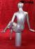 Weibliche Schaufensterfigur gesichtslos silber sitzend Schaufensterpuppe Mannequin