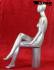 Weibliche Schaufensterfigur gesichtslos silber sitzend Schaufensterpuppe Mannequin