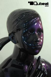 Weibliche Kinderschaufensterpuppe metallic optic - lila blau glnzend