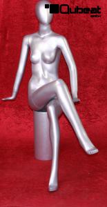 Weibliche Schaufensterfigur gesichtslos silber sitzend Schaufensterpuppe Mannequin