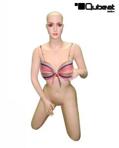Weibliche Schaufensterpuppe knieend hautfarben Schaufensterfigur Mannequin