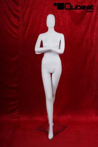 Weie Schaufensterfigur weiblich gesichtslos Schaufensterpuppe Mannequin abstrakt